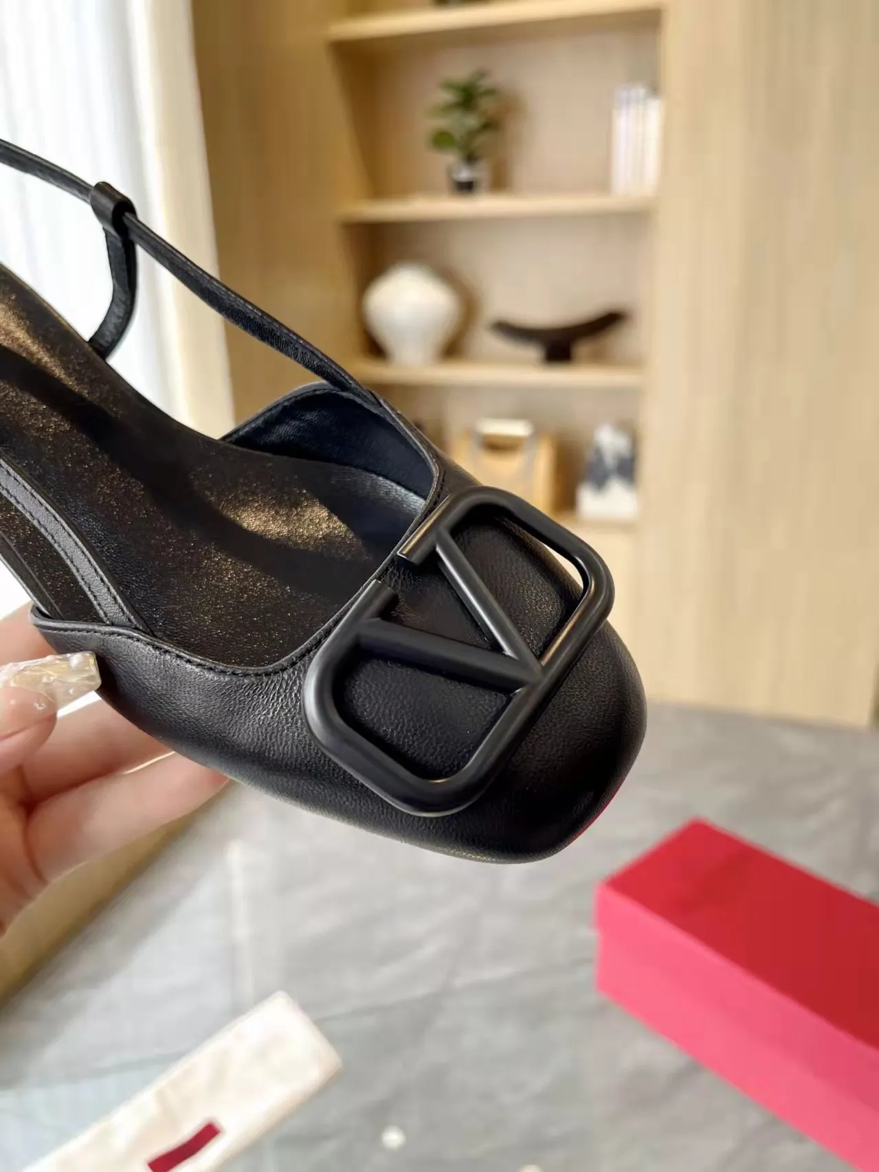 👟👟Ex-factory price 400👟👟 Genuine leather sole +40 Top version 𝑉𝐴𝐿𝐸𝑁𝑇𝐼𝑁𝑂 Valentino new spring and summer women's back hollow new sandals. Unique V-buckle hardware accessories bring out a full sense of luxury. The new season will live up to expectations! Worth buying★Absolutely high-grade❥Original method, Absolutely sensual❥Elegant style, creating a different feeling, simple and elegant style!  Code number: 35-41 (34-42 customized, non-returnable) Fabric: Imported sheepskin Inner foot pads: Inner sheepskin Heel height: 2 cm Leather outsole Rubber outsole